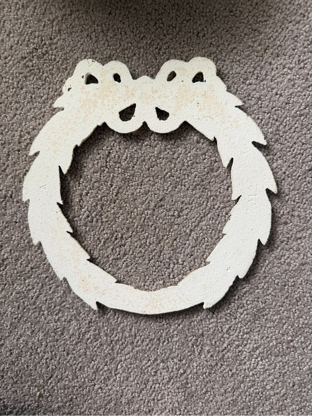 Distressed White Cast Iron Laurel Wreath Wall Hanging cottage shabby chic - Picture 2 of 2